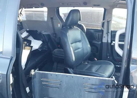 2018 Toyota Sienna Se 8 Passenger z USA, uszkodzony, nr VIN 5TDXZ3DC1JS940252